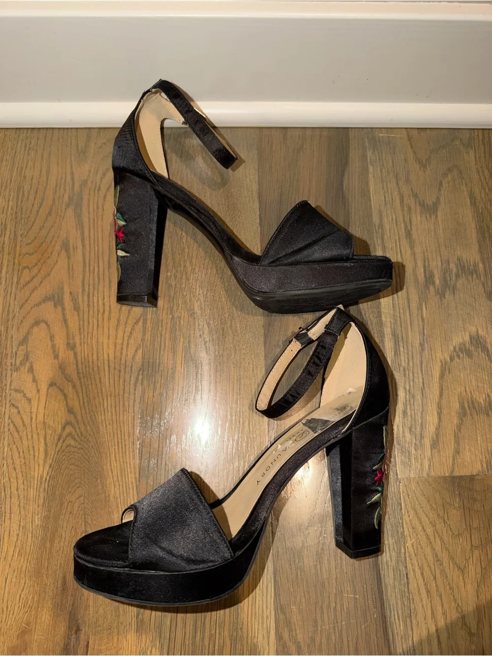 Chinese  Laundry black satin Embroidered Platform Heel Sandals size 8